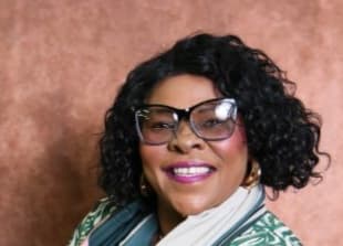 Portrait of Cllr Suzan Komazi